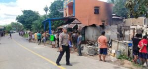 Personil Polsek Silat Hilir Polres Kapuas Hulu Turun Langsung Bantu Warga Yang Terkena Musibah Kebakaran