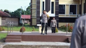 Mewakili Kapolres Kapuas Hulu, Kompol Dahomi Baleo Siregar, S.H., Berikan Arahan Saat Apel Pagi Jam Pimpinan