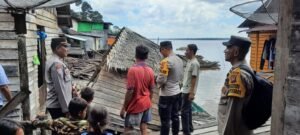 Abrasi Pantai, Satu Rumah Warga di Desa Batu Ampar Roboh, Kapolsek Batu Ampar Berikan Santunan