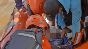 Sebuah Perahu Pemancing Diterjang Gelombang Sekitar Perairan Teluk Pakedai, 3 Orang Selamat Dan 1 Meninggal Dunia