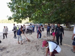 Polres Kayong Utara Bersama Masyarakat Kerja Bakti Bersihkan Pantai Pulau Datok