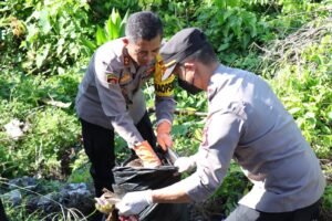 Polres Kubu Raya Bersihkan Sampah di Sekitar Jembatan Sungai Ambawang