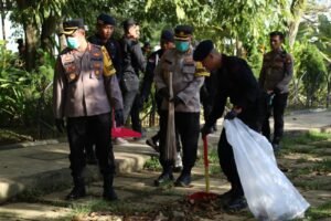 Polda Kalbar Bersihkan Wilayah Taman Alun Kapuas Pontianak Dalam Rangka Bersihkan Sampah Serentak Bersama Polri,