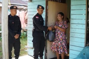 Satbrimob Polda Kalbar Melaksanakan Kegiatan Jum’at Berkah dengan Sasaran Masyarakat Kurang Mampu