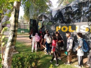 Polres Kubu Raya dan TNI-AU Turut Mengantarkan Rombongan Anak-Anak Gereja Sharon Menuju Taman Agrowisata