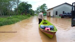Kapolres Ketapang Perintahkan Personil Polsek Bantu Warga Terdampak Banjir Akibat Curah Hujan Tinggi