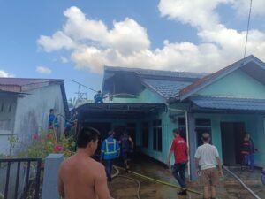 Sebuah Rumah Di Sungai Raya Terbakar Diduga Korsleting Listrik, Polisi Lakukan Penyelidikan