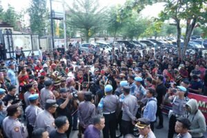 Aliansi Masyarakat Dayak Kalbar Lakukan Demo Depan Mapolda Kalbar Desak Polisi Tangkap dan Proses Rocky Gerung