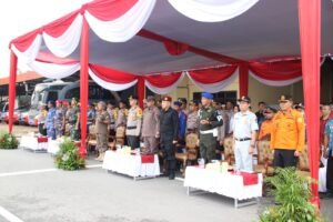 Polda Kalbar Kerahkan 4000 Lebih Personil Gabungan TNI, Polri dan Stakeholder Lainnya Pada Apel Gelar Pasukan Operasi Lilin Kapuas 2023 dan Operasi Aman Cemara Kapuas 2023