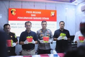 Musnahkan 8,3 Kilogram Sabu dan 148 butir Pil Ekstasi, Polda Kalbar Amankan Dua Pengedar