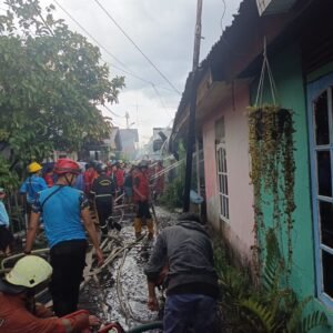 Kapolsek Pontianak Barat dan Personil Berikan Pengamanan di Lokasi Kebakaran Rumah Warga