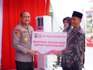 Sambut Hari Bhayangkara ke -78 Tahun 2024, Polda Kalbar Bagikan Bantuan Sosial dan Bakti Sosial kepada Masyarakat Kalbar