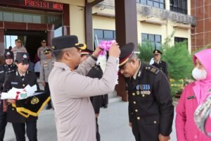 Kapolres Kubu Raya Pimpin Upacara Kenaikan Pangkat dan Pelepasan Purna Bakti Priode 1 Juli 2024