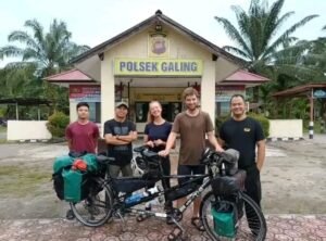 Viral, 2 bule asal Denmark numpang nginap di Polsek Galing, Polres Sambas