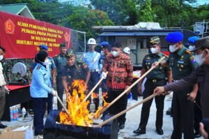 Plt.Dirtahti Polda Kalbar Hadiri Pemusnahan Barang Bukti Perkara Pidana Prajurit TNI Tahun 2024 Di Wilayah Hukum Oditurat Militer II -06 Pontianak