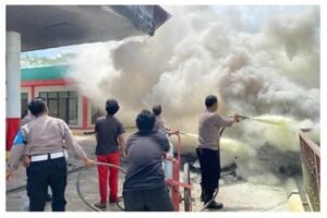 KEBAKARAN MOBIL SAAT SEDANG MENGISI BBM PERTALITE DI SPBU GALING KABUPATEN SAMBAS.
