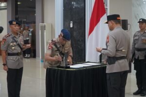 Kapolda Kalbar memimpin langsung pelaksanaan Upacara Serah Terima, Pelantikan dan Pengukuhan Jabatan Pejabat Utama serta Kapolres dilingkungan Polda Kalbar. Selasa (16/07/24).
