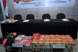 Polda Kalbar Gelar Jumpa Pers Ungkap Tindak Pidana Narkotika Jaringan Internasional Malaysia – Indonesia dengan menangkap 4 pelaku dan mengamankan Barang Bukti sebanyak 18.994,84 gram Sabu
