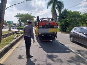 Hindari Sepeda Motor, Truk Tangki di Kubu Raya Terguling dan Alami Lepas Gardan