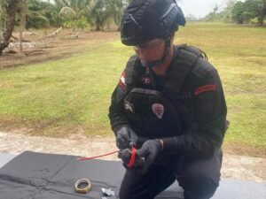 Polisi Lakukan Evakusai Granat Tangan Aktif di Penampungan Barang Bekas