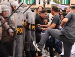 Massa Ricuh, Polisi Amankan Aksi Anarkis di Pergudangan Borneo Icon