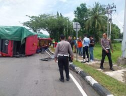 Mobil Tangki Pembawa Avtur Terguling di Bundaran Bandara
