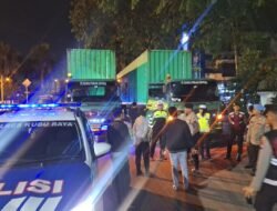 Polisi Kawal Kedatangang Logistik Bilik Suara Pilkada Serentak KPU Kubu Raya