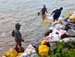 Dihantam Gelombang Tinggi, Kapal Pengangkut 25 Ton Kelapa Karam di Padang Tikar, Seluruh ABK Selamat!