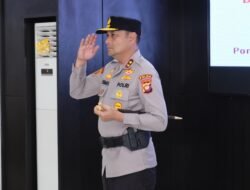 Polda Kalbar Gelar Tradisi Pencucian Pataka, Simbol Penyucian Semangat Pengabdian Jelang HUT Bhayangkara ke-79
