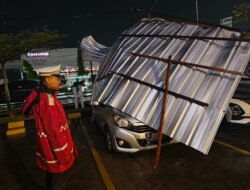 Angin Kencang Terbangkan Atap Seng, Tiga Mobil Tertimpa di Parkiran Pizza Hut Kubu Raya