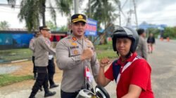 Menjelang HUT RI ke-80, Polres Kubu Raya Bagikan 100 Bendera Merah Putih kepada Pengendara