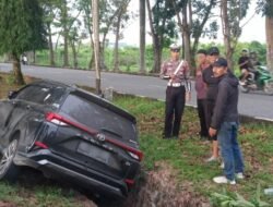 Hilang Kendali, Mobil Minibus Masuk Parit Jalan Arteri Supadio